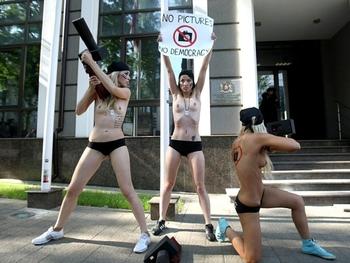 PROTESTERS-t26onc2ns6.jpg