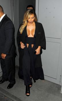 Kim Kardashian-327mw24vaq.jpg